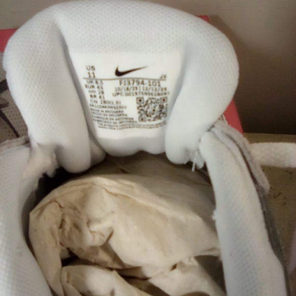 Gray Silver Metallic White Women's Nike Running Shoes - Picture 6 of 15